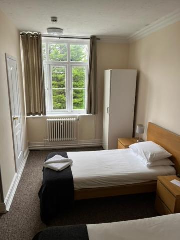 The Admiral Cunningham Hotel Bracknell Exterior photo
